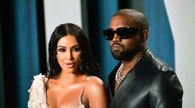 Kim Kardashian, Reality-TV-Star und Unternehmerin, und ihr Mann Kanye West, Musiker, kommen zu der Oscar-Party von Vanity Fair im „Wallis Annenberg Center for the Performing Arts“ in Beverly Hills.