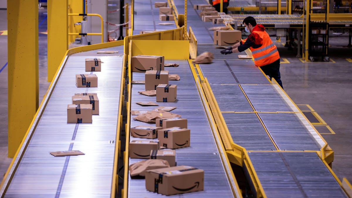 Ein Mitarbeiter sortiert an einem Transportband Paketsendungen im neuen Verteilzentrum des Online-Händlers Amazon.&nbsp;