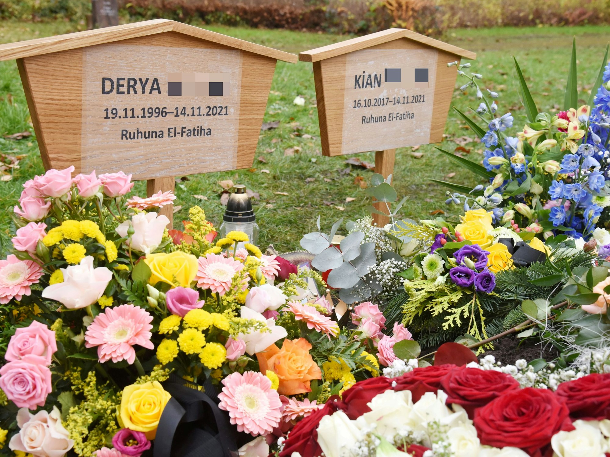 Das Grab von Derya und Kian ist mit Blumen bedeckt.