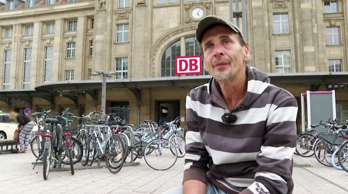 Ralf aus Leipzig (hier im Juli 2020) muss zwei Schicksalssschläge verkraften. In der RTLZWEI-Sendung „Hartes Deutschland – Leben im Brennpunkt“ berichtet er davon.