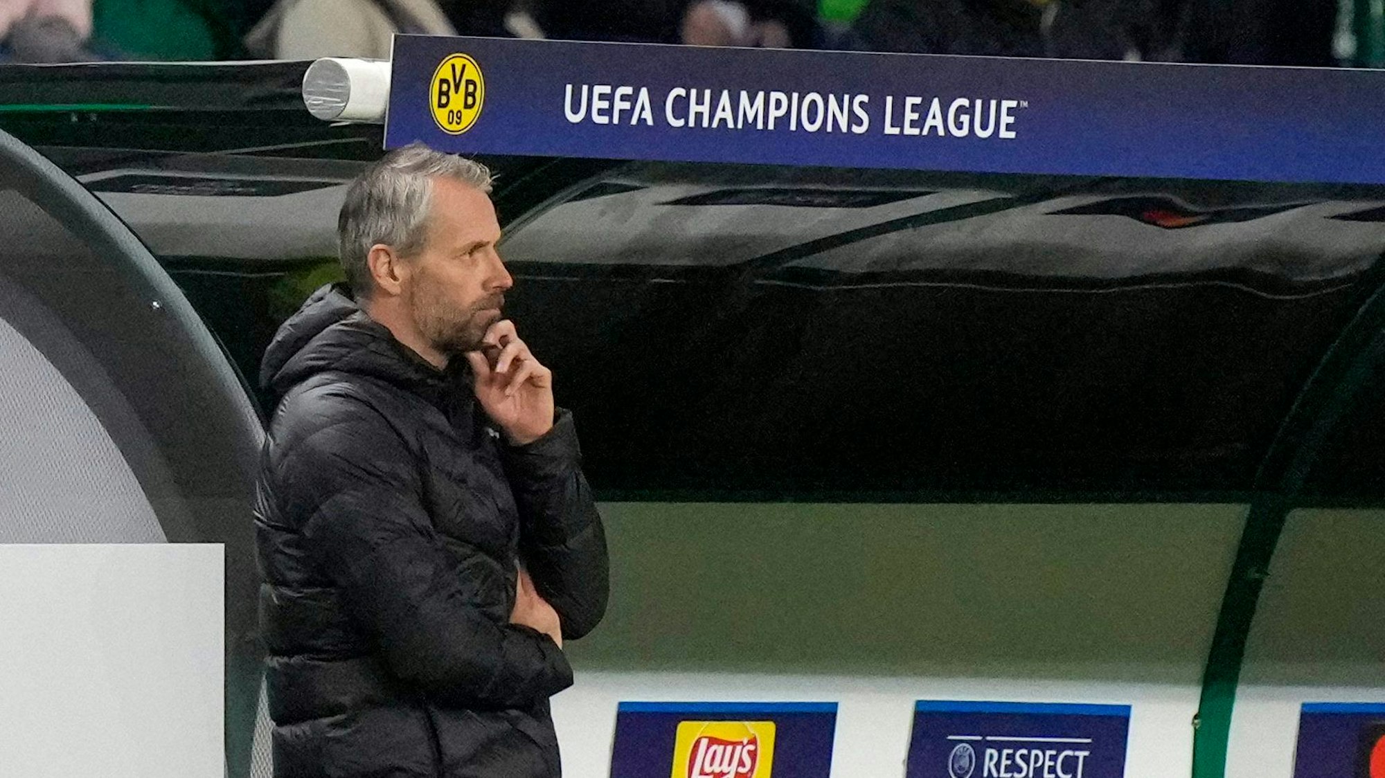 Marco Rose steht im Spiel von Borussia Dortmund ernüchtert am Spielfeldrand.
