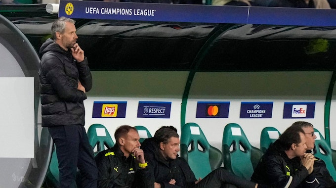Marco Rose steht im Spiel von Borussia Dortmund ernüchtert am Spielfeldrand.
