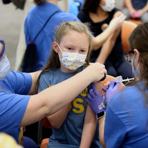 Die zehnjährige Marin Ackerman aus den USA erhält eine COVID-19-Impfung.