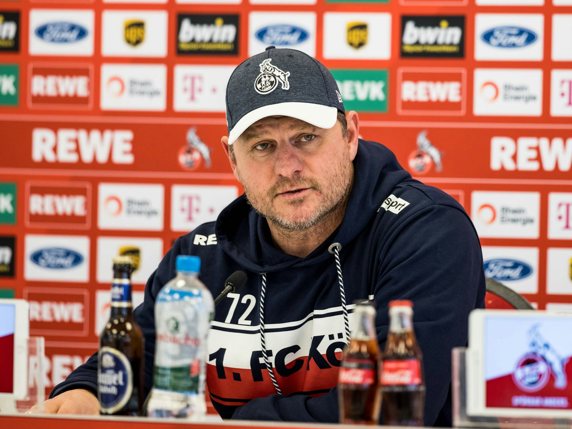 Steffen Baumgart auf der Pressekonferenz des 1. FC Köln am 25. November 2021 in Köln.