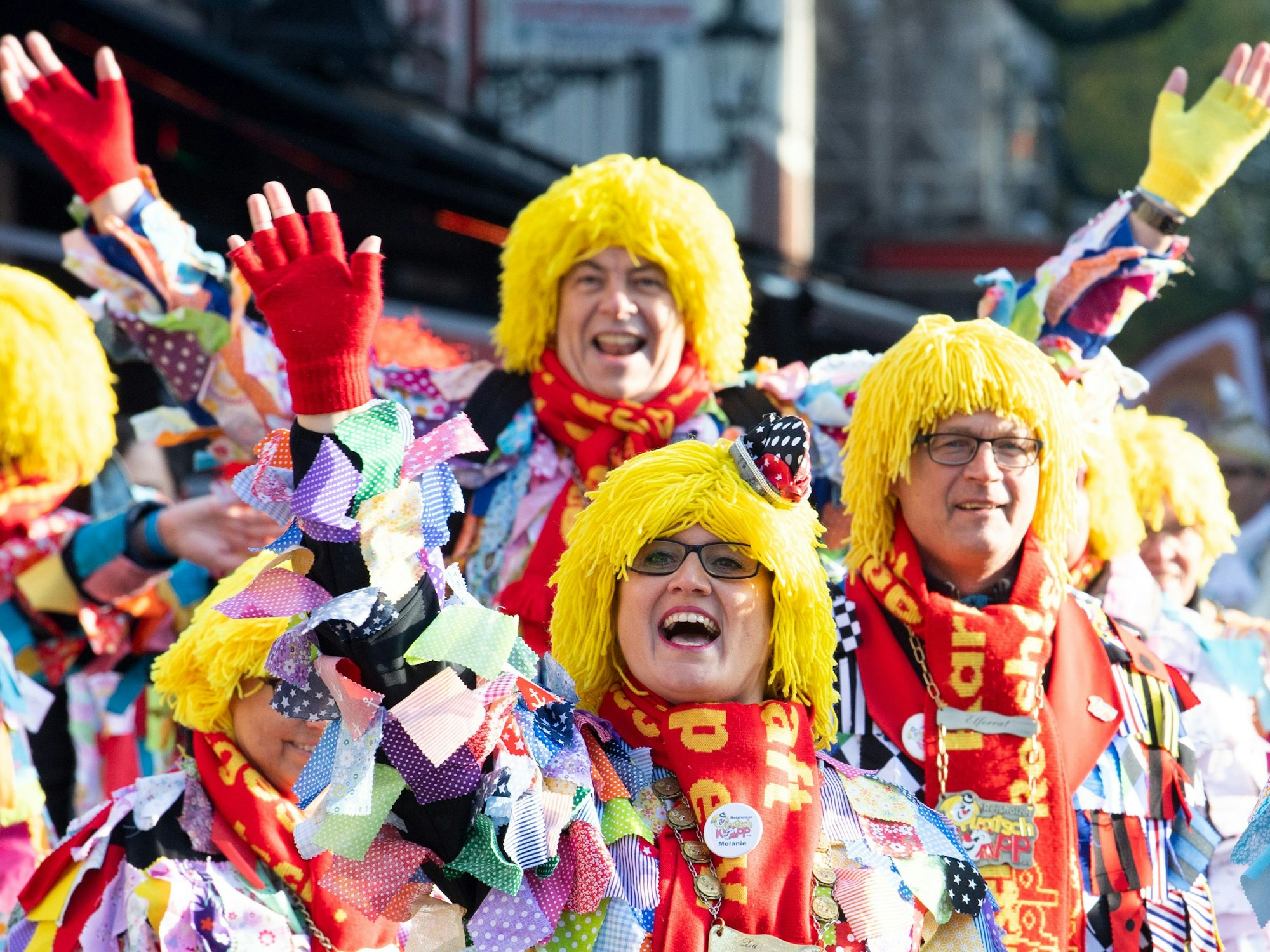 Düsseldorf: Karnevalisten feiern auf dem Marktplatz das Hoppeditz-Erwachen. Der 11.11. wird dieses Jahr wieder unter Corona-Bedingungen in Präsenz gefeiert.