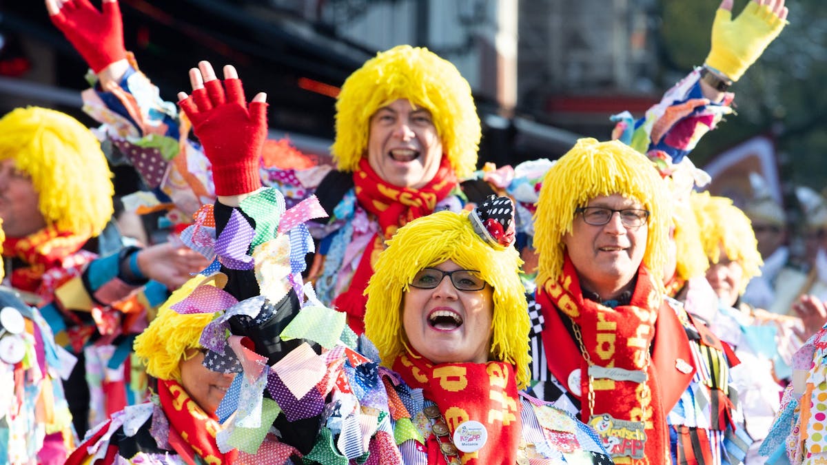 Düsseldorf: Karnevalisten feiern auf dem Marktplatz das Hoppeditz-Erwachen. Der 11.11. wird dieses Jahr wieder unter Corona-Bedingungen in Präsenz gefeiert.&nbsp;