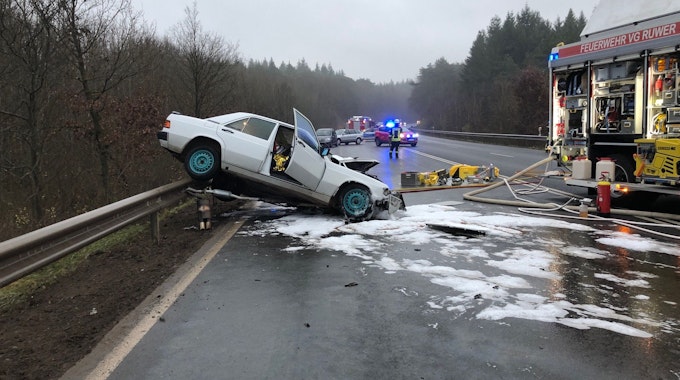 Tödlicher Unfall auf einer Landstraße: Der 18-jährige Fahrer des Mercedes war vermutlich sofort tot.