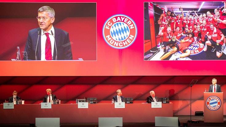 Bayern-Präsident Herbert Hainer bei seiner Rede.
