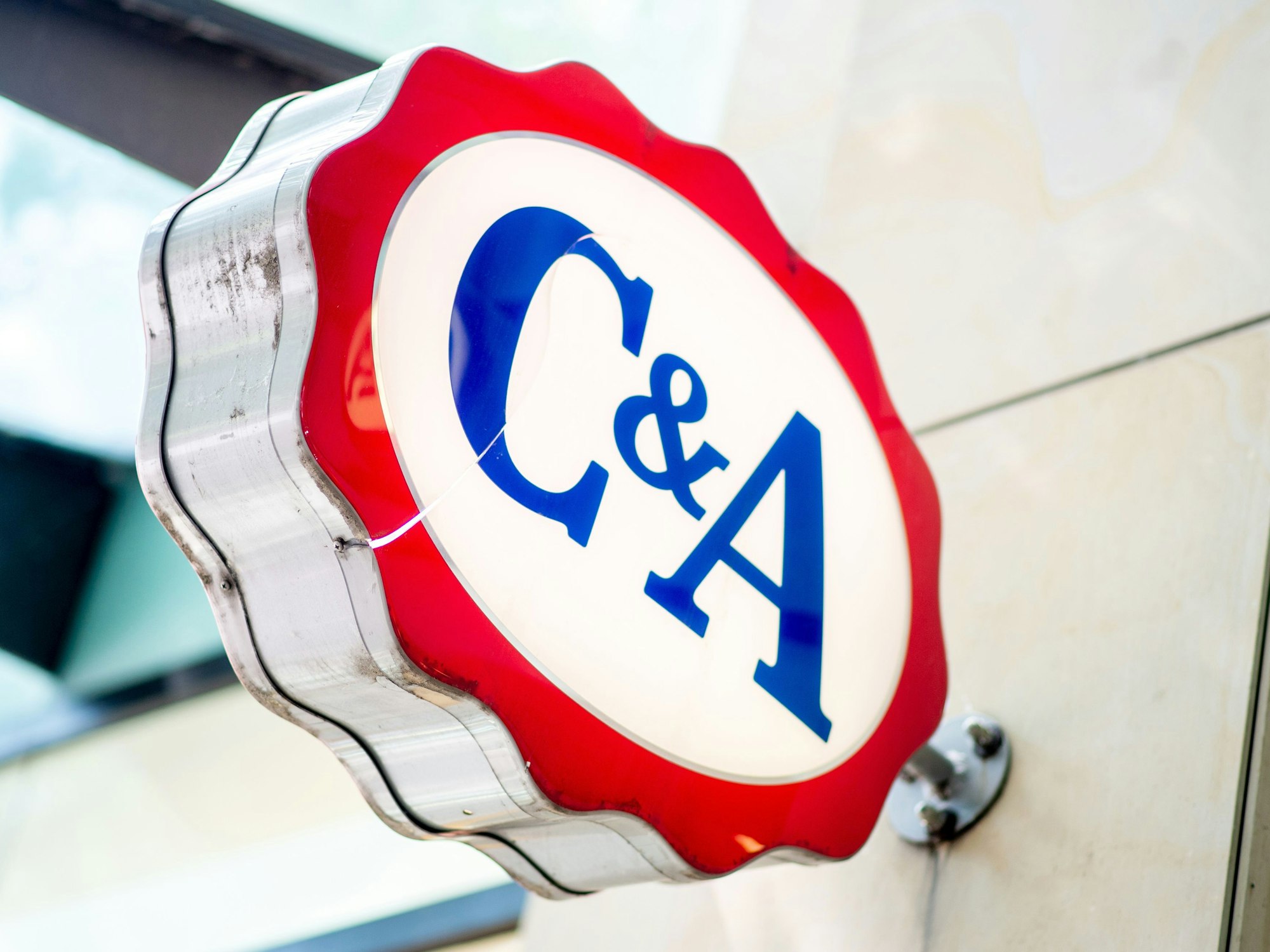 Ein Logo hängt an der Filiale des Modeunternehmens C&A in der Innenstadt.
