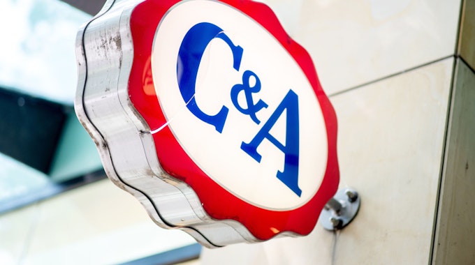 Ein Logo hängt an der Filiale des Modeunternehmens C&A in der Innenstadt.