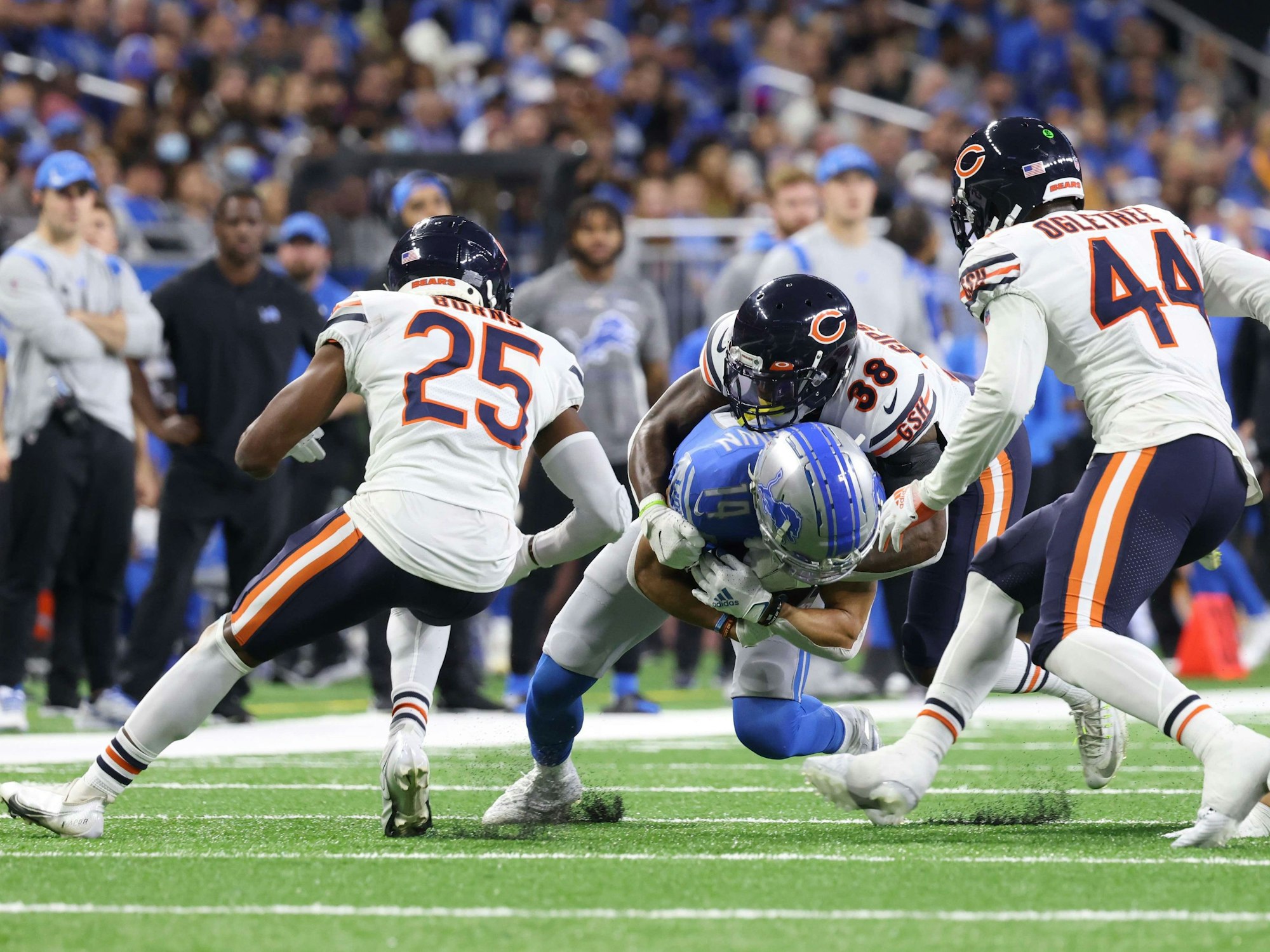 DETROIT, MICHIGAN - NOVEMBER 25: Amon-Ra St. Brown #14 of the Detroit Lions rushes against Tashaun Gipson #38 of the Chicago Bears at Ford Field on November 25, 2021 in Detroit, Michigan.   Leon Halip/Getty Images/AFP
== FOR NEWSPAPERS, INTERNET, TELCOS & TELEVISION USE ONLY ==
