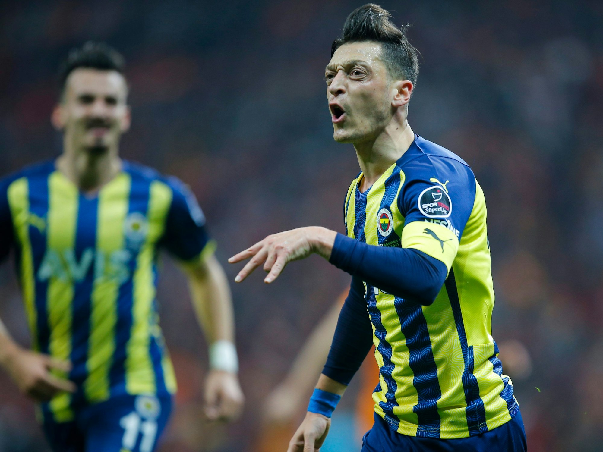 Fenerbahce's Mesut Özil feiert seinen Ausgleichstreffer beim 2:1-Derbysieg gegen Galatasaray Istanbul