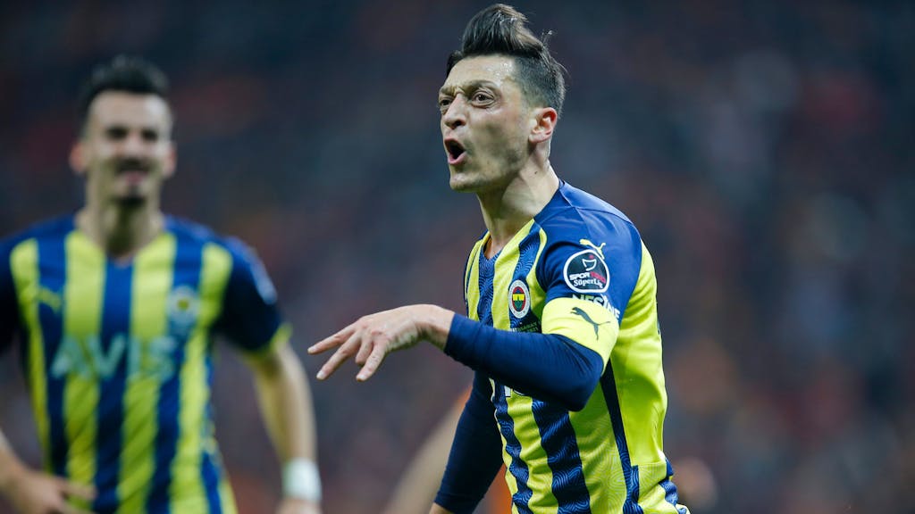 Fenerbahce's Mesut Özil feiert seinen Ausgleichstreffer beim 2:1-Derbysieg gegen Galatasaray Istanbul&nbsp;