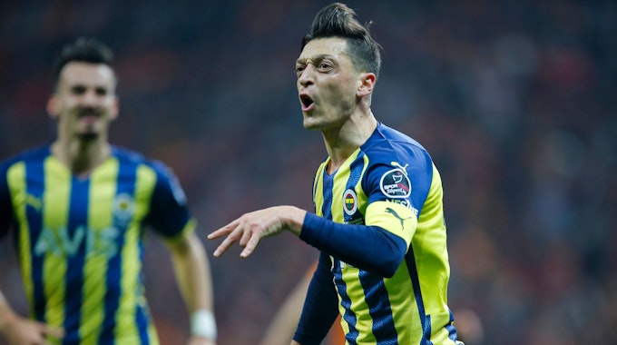 Fenerbahce's Mesut Özil feiert seinen Ausgleichstreffer beim 2:1-Derbysieg gegen Galatasaray Istanbul