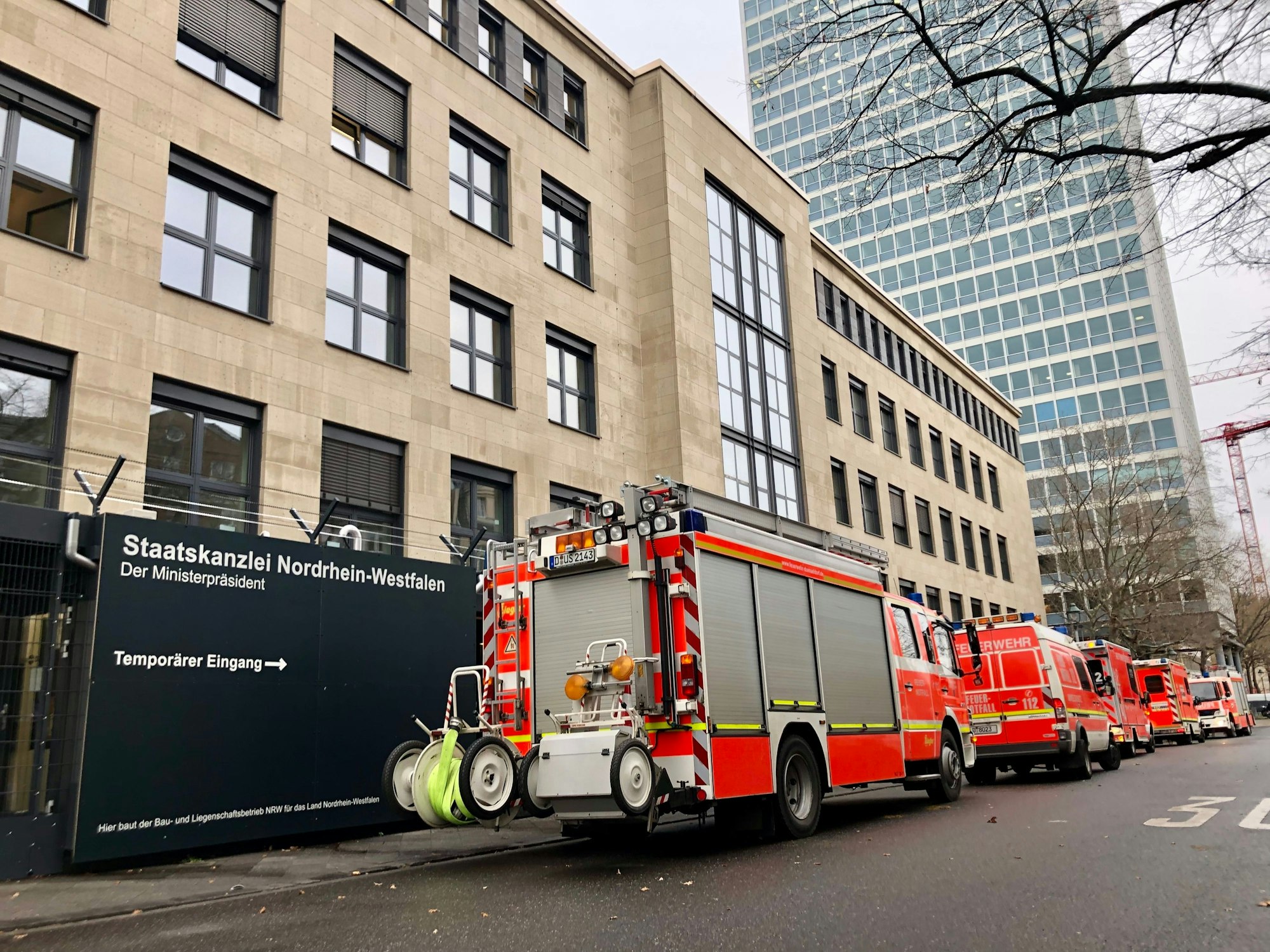 Feuerwehrfahrzeuge stehen vor der Düsseldorfer Staatskanzlei.
