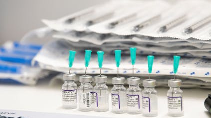 Impfampullen mit Biontech Impfstoff steht für die Vorbereitung zum Impfung bereit.&nbsp;