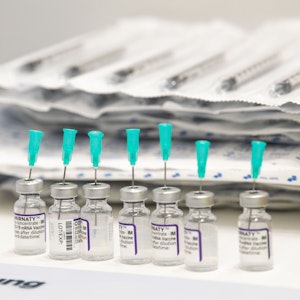 Impfampullen mit Biontech Impfstoff steht für die Vorbereitung zum Impfung bereit.