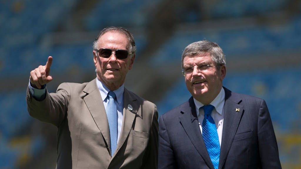 Brasiliens damaliger NOK-Chef Carlos Arthur Nuzman links neben IOC-Präsident Thomas Bach im&nbsp;Maracana-Stadion in Rio de Janeiro