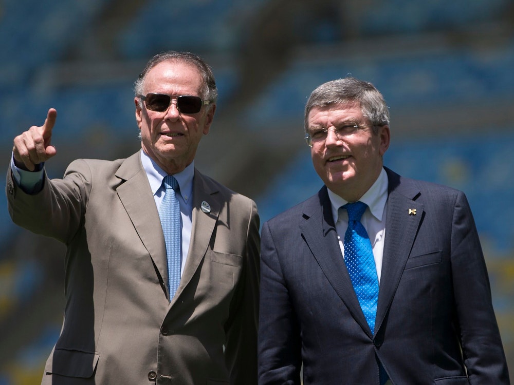 Brasiliens damaliger NOK-Chef Carlos Arthur Nuzman links neben IOC-Präsident Thomas Bach im Maracana-Stadion in Rio de Janeiro