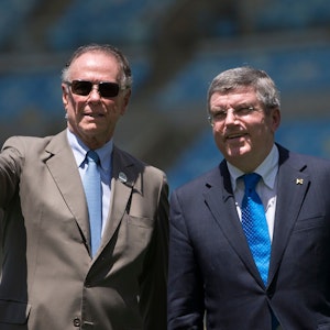 Brasiliens damaliger NOK-Chef Carlos Arthur Nuzman links neben IOC-Präsident Thomas Bach im Maracana-Stadion in Rio de Janeiro