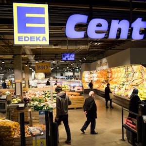Eine Edeka-Filiale in Hamburg (undatiertes Foto): Offenbar gibt es einen Preis-Zoff zwischen Milka und Edeka. Die Supermarktkette droht mit harten Konsequenzen.