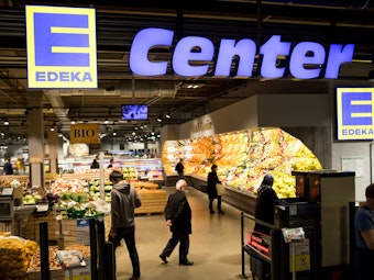 Eine Edeka-Filiale in Hamburg (undatiertes Foto): Offenbar gibt es einen Preis-Zoff zwischen Milka und Edeka. Die Supermarktkette droht mit harten Konsequenzen.
