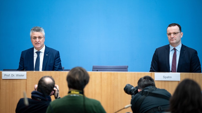 Jens Spahn (r, CDU), geschäftsführender Bundesgesundheitsminister, und Lothar H. Wieler, Präsident des Robert Koch-Instituts (RKI), äußern sich in der Bundespressekonferenz am 26.11.2021 zur aktuellen Lage der Corona-Pandemie.