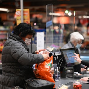 Kunden mit Mundschutz kaufen in einem Supermarkt ein. Symbolfoto von November 2021.