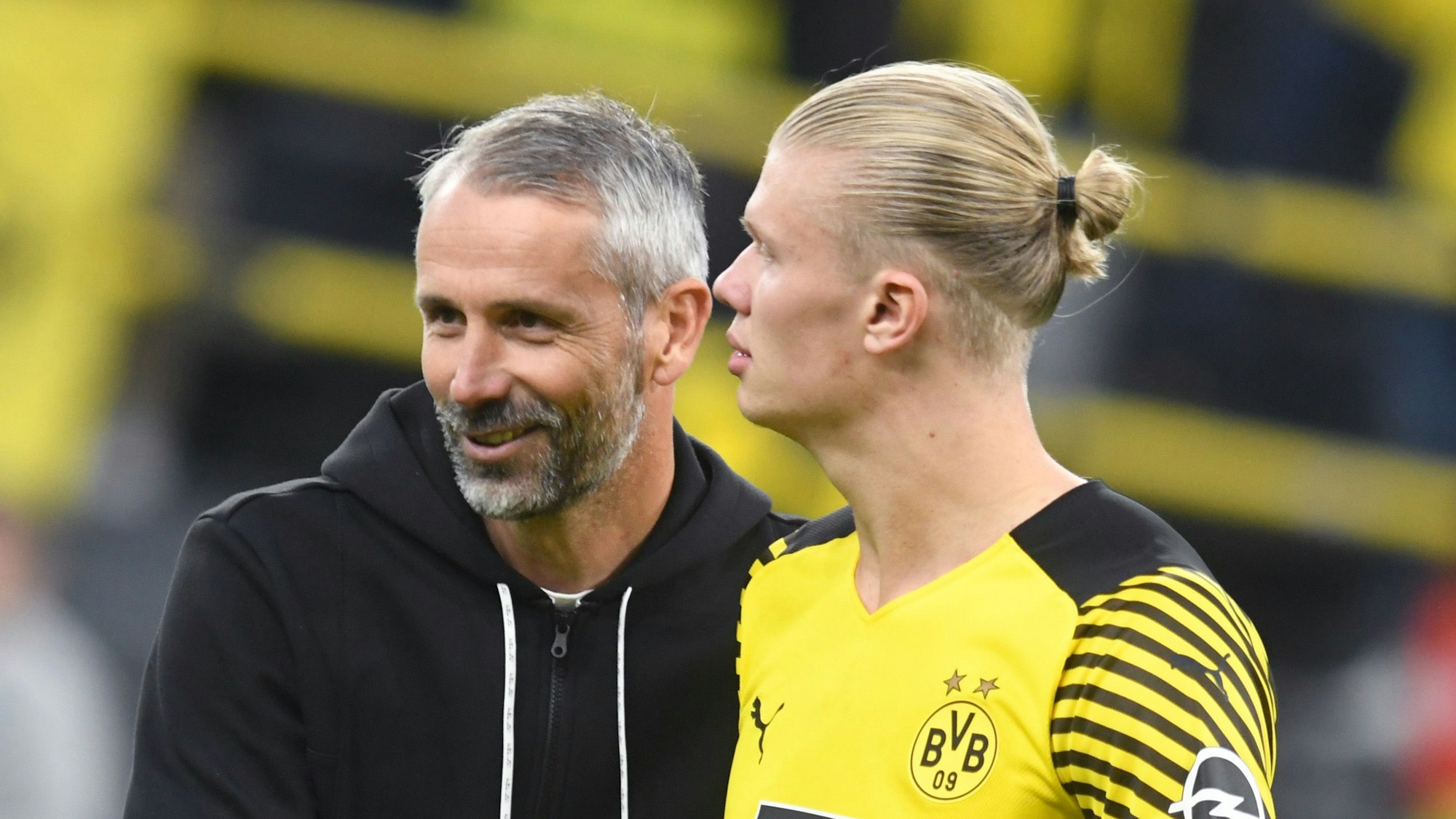 Dortmunds Trainer Marco Rose bedankt sich nach dem Spiel bei Erling Haaland.