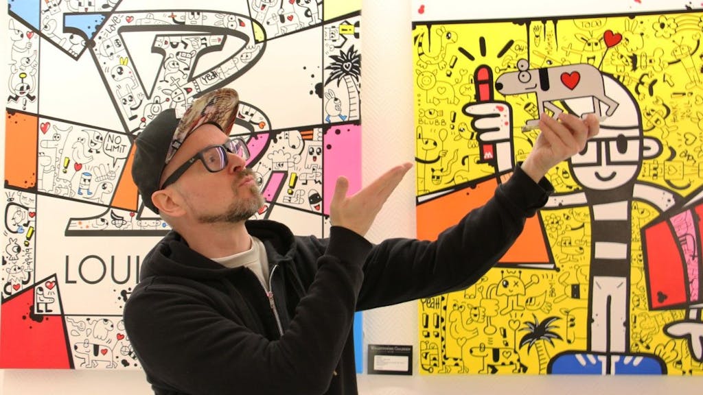 Künstler Honk vor einem seiner Bilder bei der Ausstellung am 26.11.