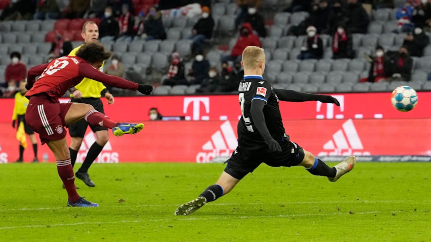 Leroy Sané schießt das Tor gegen Bielefeld.