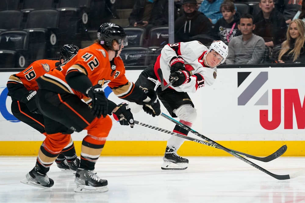 Tim Stützle (18) von den Ottawa Senators schießt während des ersten Drittels gegen die Anaheim Ducks.