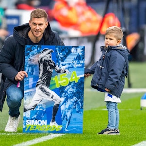 Schalkes Simon Terodde wird für sein Rekordtor vor dem Spiel geehrt. Rechts sein Sohn Len.