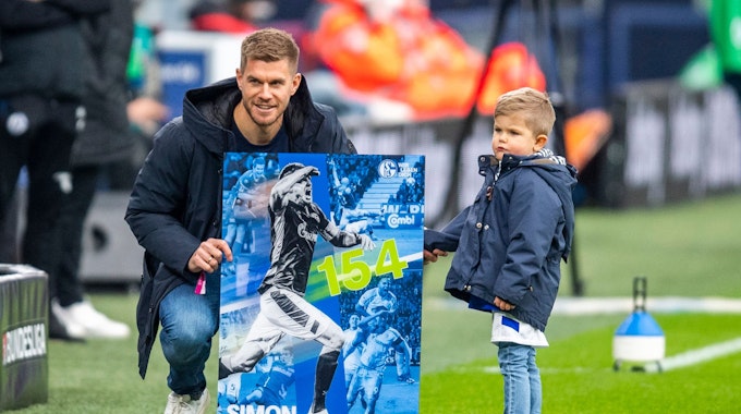 Schalkes Simon Terodde wird für sein Rekordtor vor dem Spiel geehrt. Rechts sein Sohn Len.&nbsp;