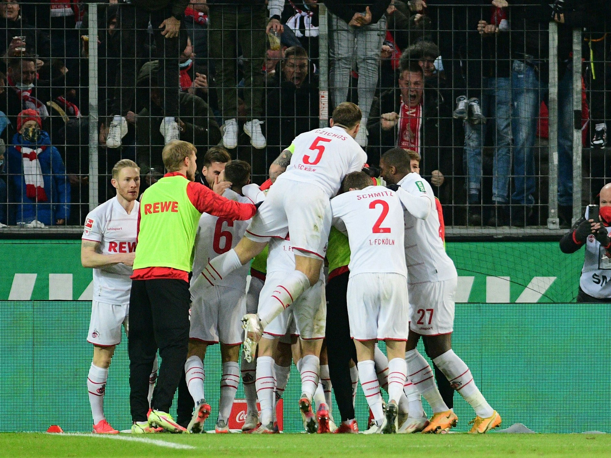Die Mannschaft des 1. FC Köln feiert im Derby am 27. November 2021 in Köln.