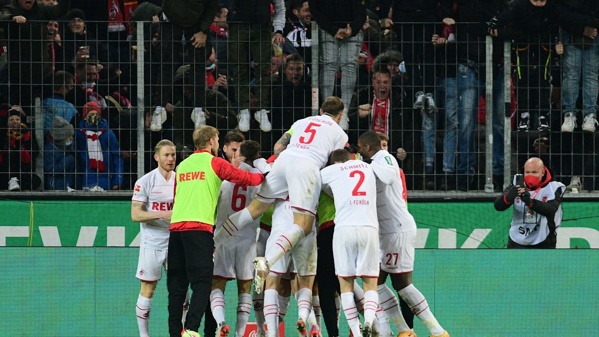 Die Mannschaft des 1. FC Köln feiert im Derby am 27. November 2021 in Köln.