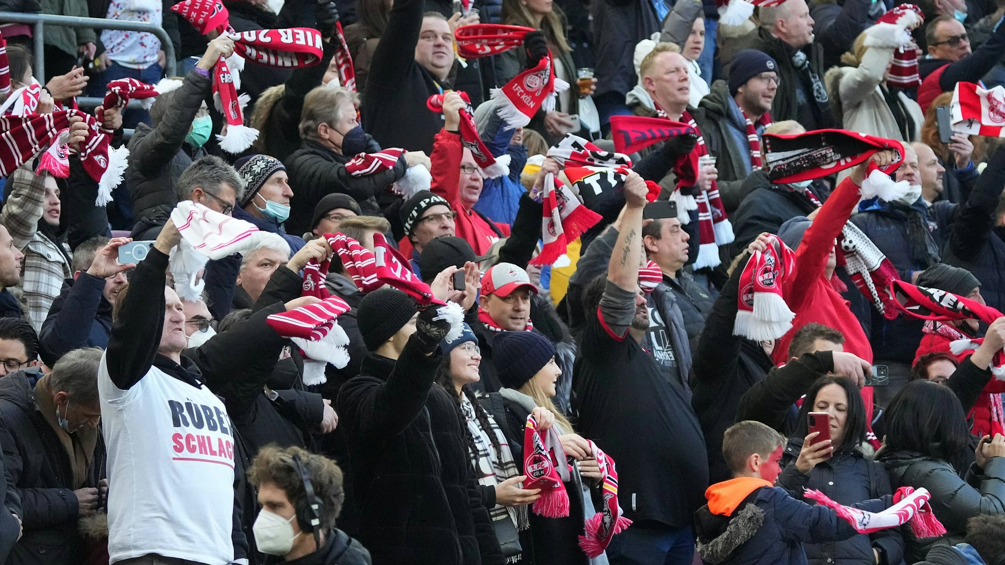 Fans des 1. FC Köln während der Hymne im Rhein-Energie-Stadion