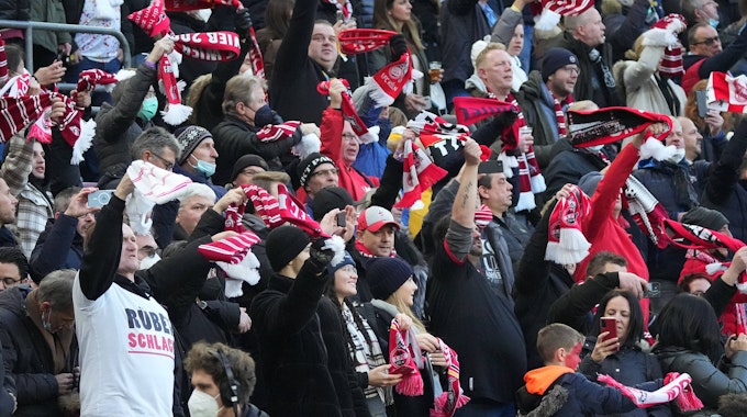 Fans des 1. FC Köln während der Hymne im Rhein-Energie-Stadion