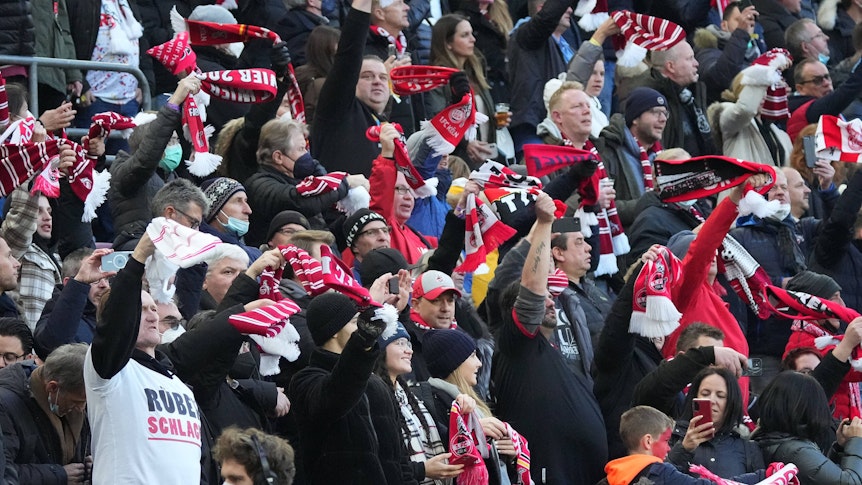 Fans des 1. FC Köln bei der Hymne