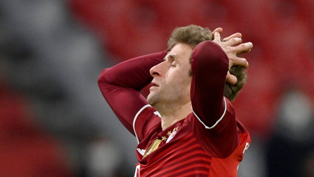 Bayerns Thomas Müller reagiert enttäuscht nach einer Torchance.