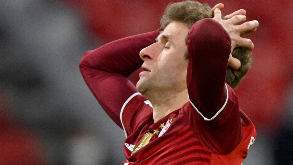 Bayerns Thomas Müller reagiert enttäuscht nach einer Torchance.
