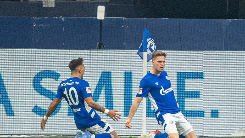 Schalkes Marius Bülter (r) jubelt nach seinem Tor zum 2:1 mit Schalkes Rodrigo Zalazar.&nbsp;&nbsp;