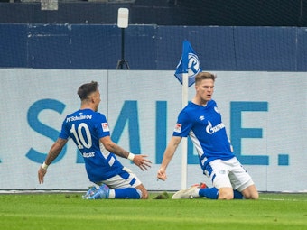 Schalkes Marius Bülter (r) jubelt nach seinem Tor zum 2:1 mit Schalkes Rodrigo Zalazar.