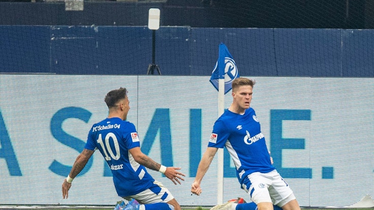 Schalkes Marius Bülter (r) jubelt nach seinem Tor zum 2:1 mit Schalkes Rodrigo Zalazar.