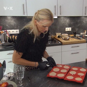 Die Sauerkirschmousse will nicht, wie sie soll. Da greift Gastgeberin Manuela kurz entschlossen zur Schere. RTL / ITV Studios