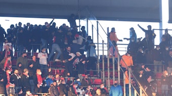 Fans geraten beim Bundesliga-Derby zwischen Köln und Gladbach aneinander