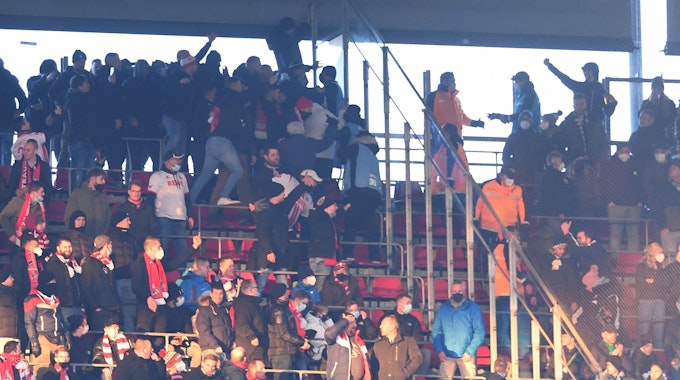 Fans geraten beim Bundesliga-Derby zwischen Köln und Gladbach aneinander