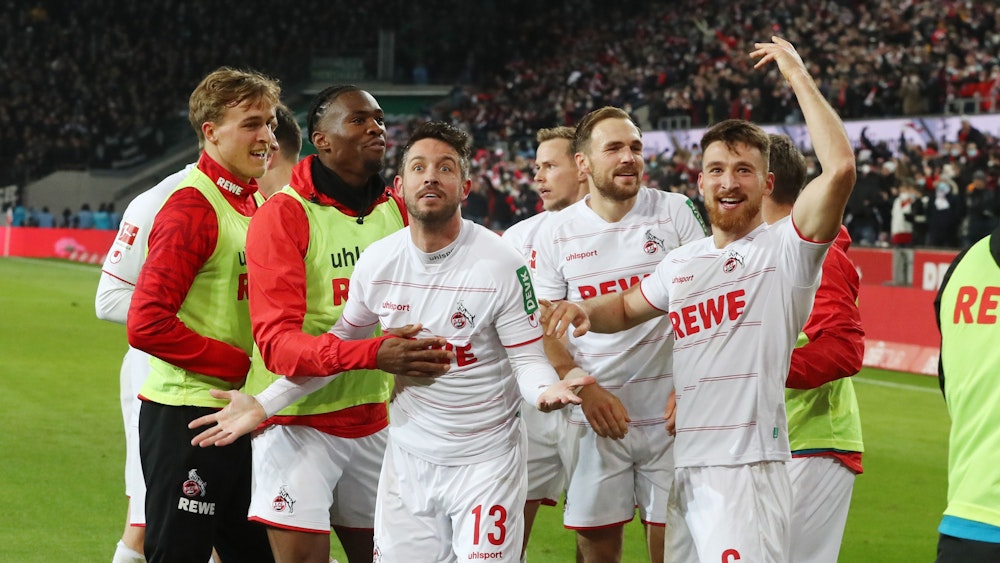 Der 1. FC Köln bejubelt den Sieg gegen Borussia Mönchengladbach.