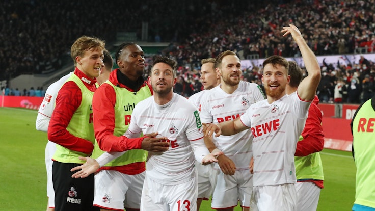 Der 1. FC Köln bejubelt den Sieg gegen Borussia Mönchengladbach.