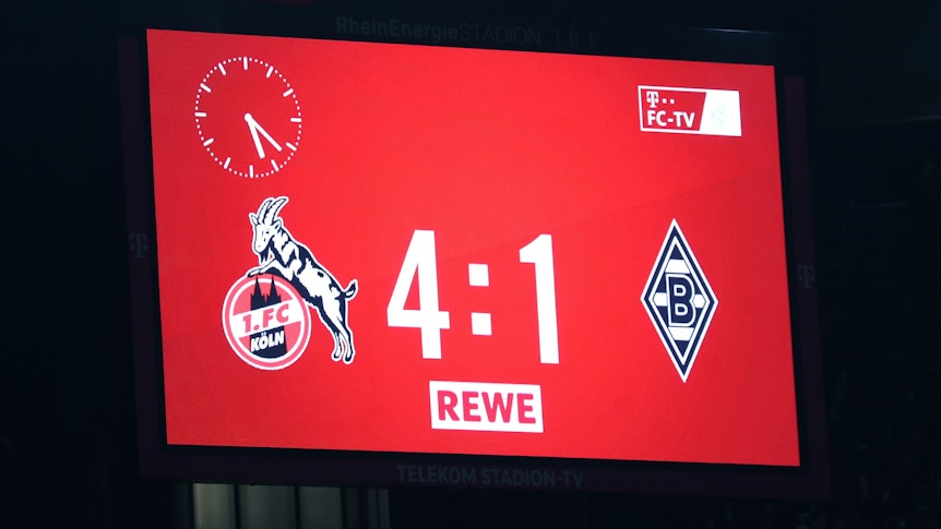 Die Anzeigetafel in Köln zeigt das für Borussia Mönchengladbach bittere Endergebnis im Derby beim FC. Die Gladbacher unterlagen dort am Samstag (27. November 2021) mit 1:4.